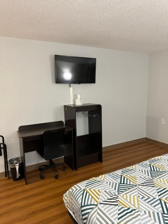 King Room with Roll-in Shower - Disability Access - Non-Smoking
